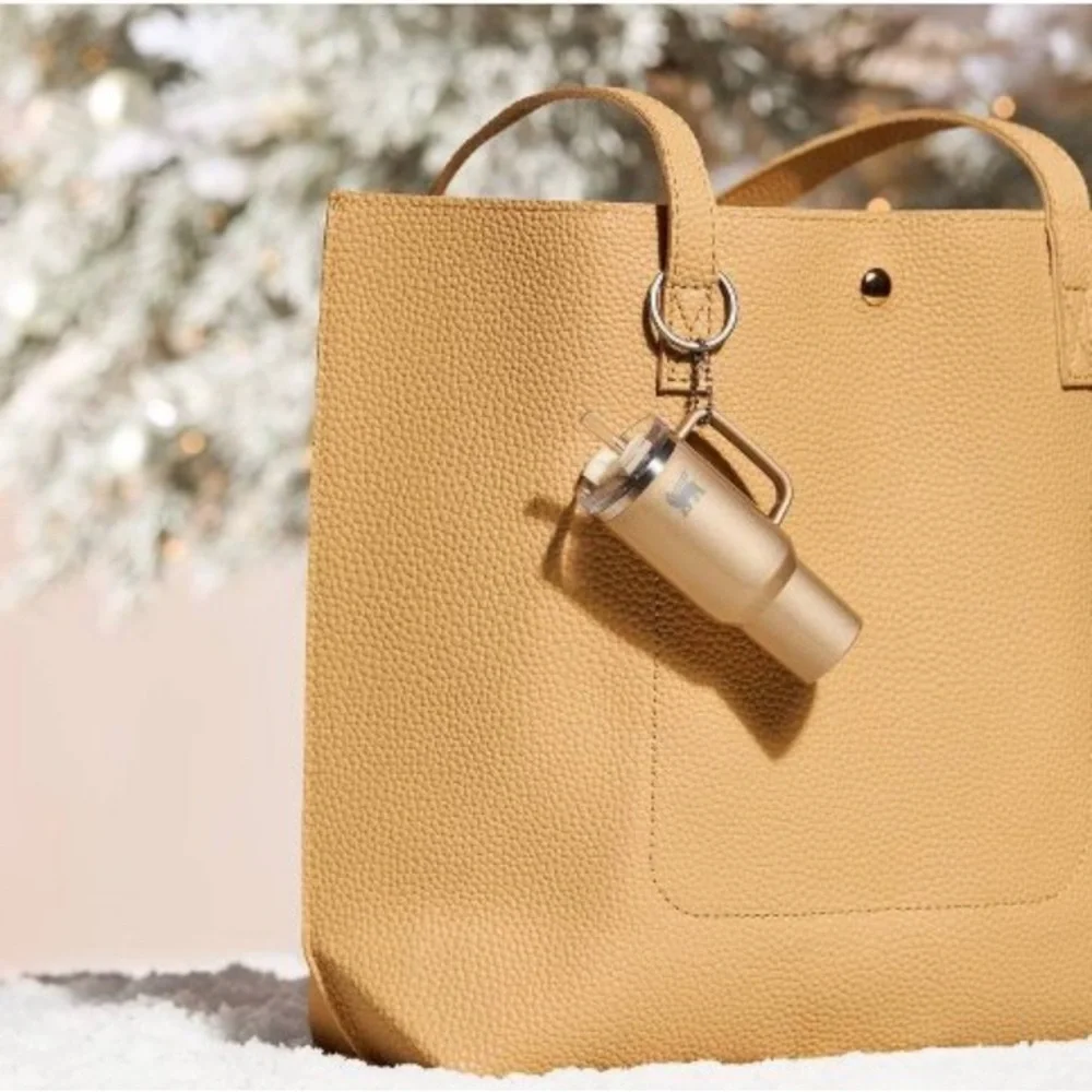 Stanley x Elf Mini Quencher Ornament Keychain NEW - Honey talks - Picture 3 of 4